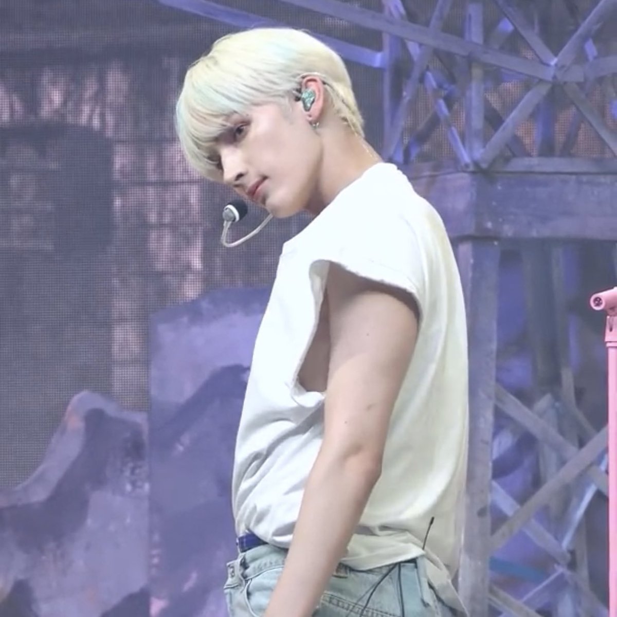 HUEKAN1SMS's tweet photo. are u ok? no this HUENING KAI happened.💀💀💀 #HUENINGKAI https://t.co/uXGqJ3W5Mc