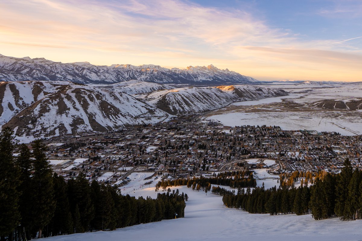 WyomingBeef's tweet photo. Did you know… Jackson Hole Mountain Resort has the longest continuous vertical rise of any ski area in the U.S., rising 4,139 feet! And Wyoming’s Grass-Fed beef snacks are sold at this resort!

So grab your Wyoming Beef Snacks and hit the slopes this winter! 

#WyomingWednesday https://t.co/4kpr2aoI6u