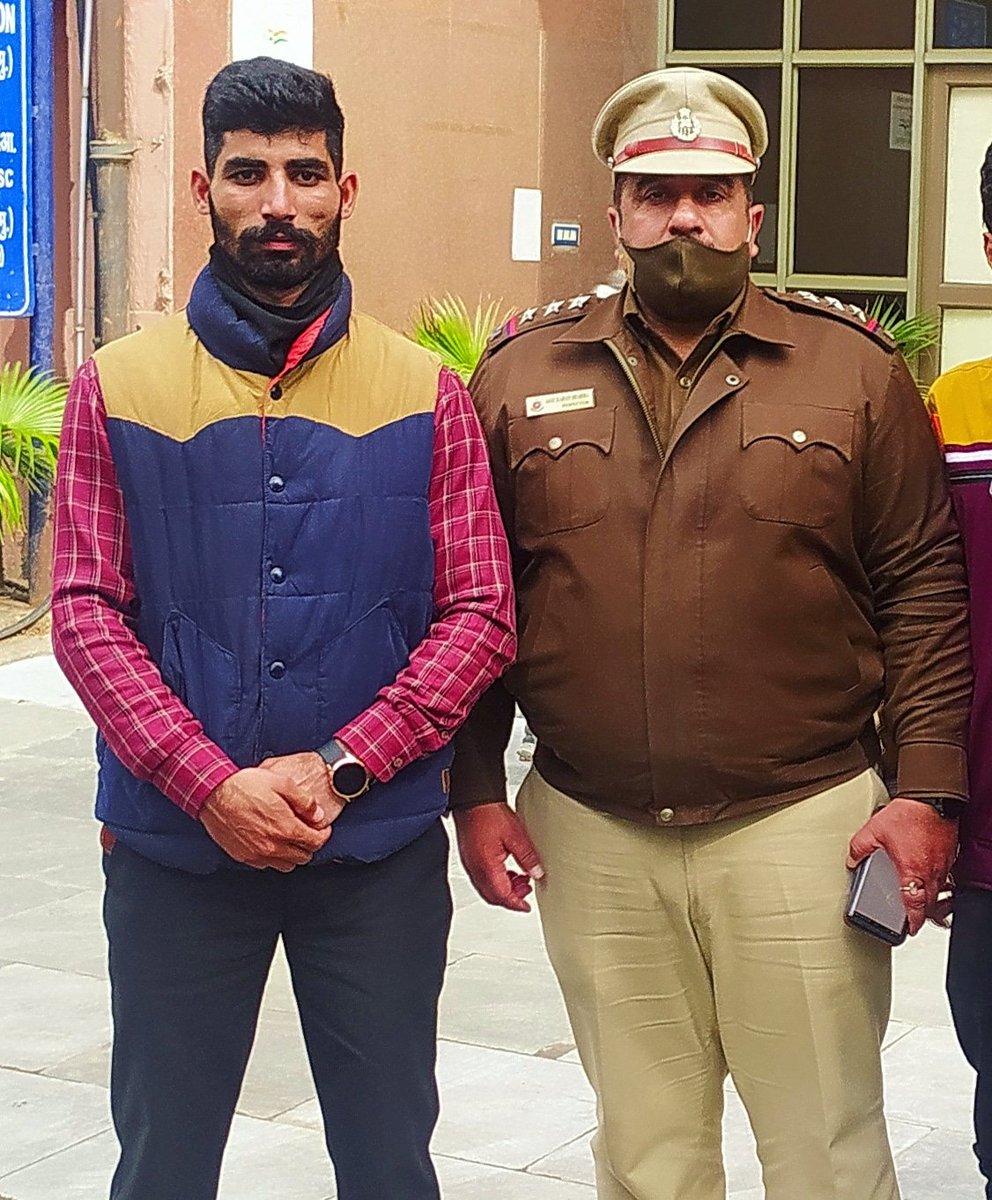 SSC GD-2018 #CAPF मेडिकल फिट युवाओं की नियुक्ति को लेकर आज SSC के चेयरमैन से मीटिंग करी, पर SSC चेयरमैन दुयारा युवाओं की नियुक्ति को लेकर कोई अस्वासन नही दिया ।
#JusticeForSSCGD_2018
<a href="/HansrajMeena/">Hansraj Meena</a> <a href="/VikashJakhar21/">Vikash Jakhar</a> <a href="/IYC/">Indian Youth Congress</a> <a href="/JasbirGillKSMP/">Jasbir Singh Gill MP official account</a> <a href="/Ranbir_Crpf/">Ranbir Singh</a>