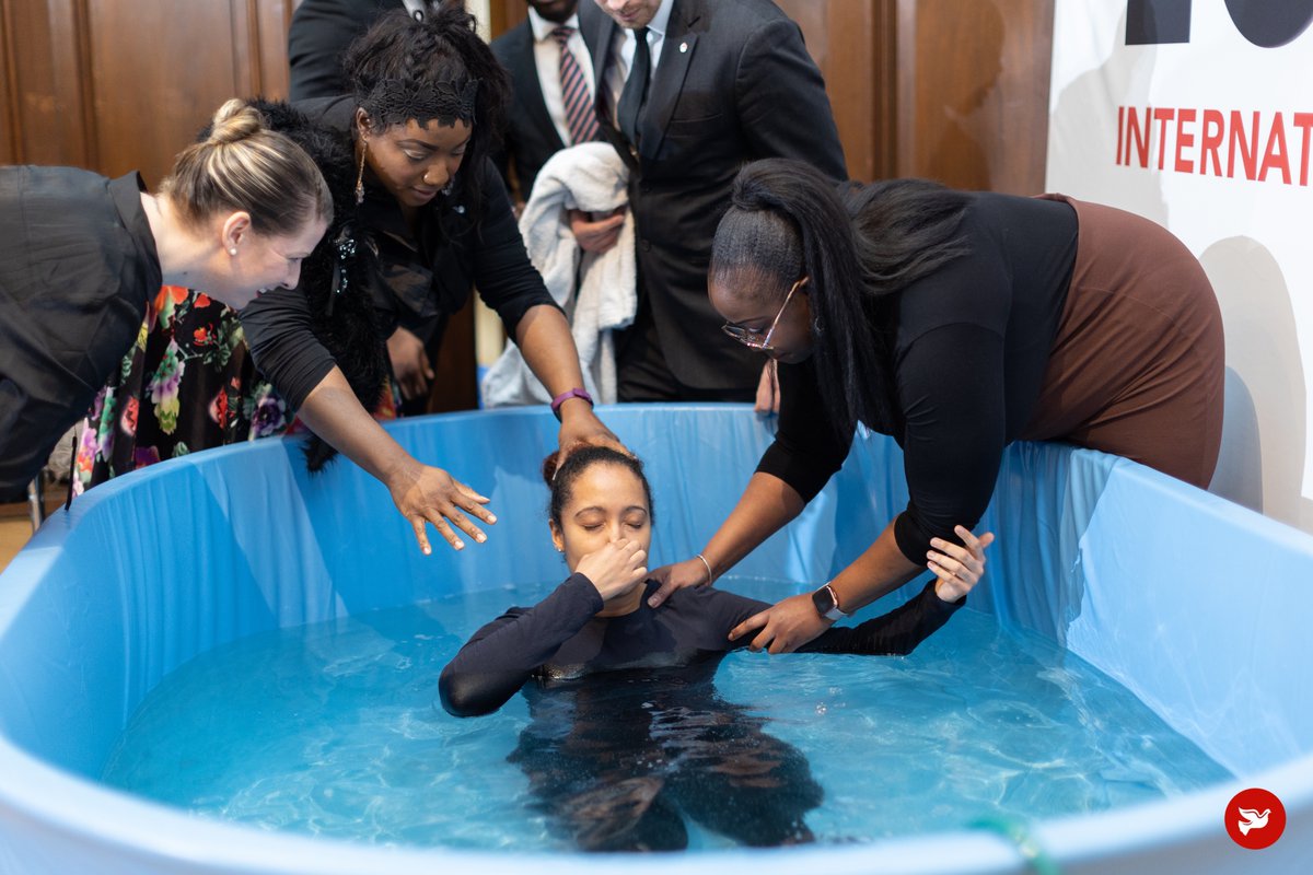 LondonDisciples's tweet image. Eman, a half Egyptian teacher🇪🇬👩🏽‍🏫, is also a former Muslim who overcame false teaching and sentimentality to become a true disciple of Christ! ⭐️ She was extremely humble throughout the Bible studies and was radically opened up her heart to the sisters! We love you Eman! ❤️❤️❤️