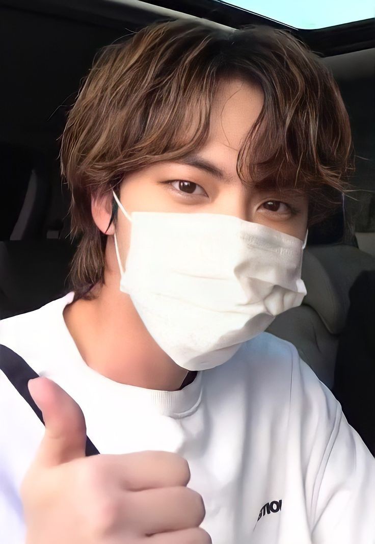 kiss_seven7's tweet photo. — Un K-ARMY contó la experiencia de su amiga al ver a Jin en un centro comercial:

"La gente de la tienda se estaba volviendo loca por la aparición de Jin, así que mi amiga sintió curiosidad y pregunto quién era, a lo que Jin sonriendo respondió: 'Solo soy un ciudadano común (+) https://t.co/LoUWf8UZA2
