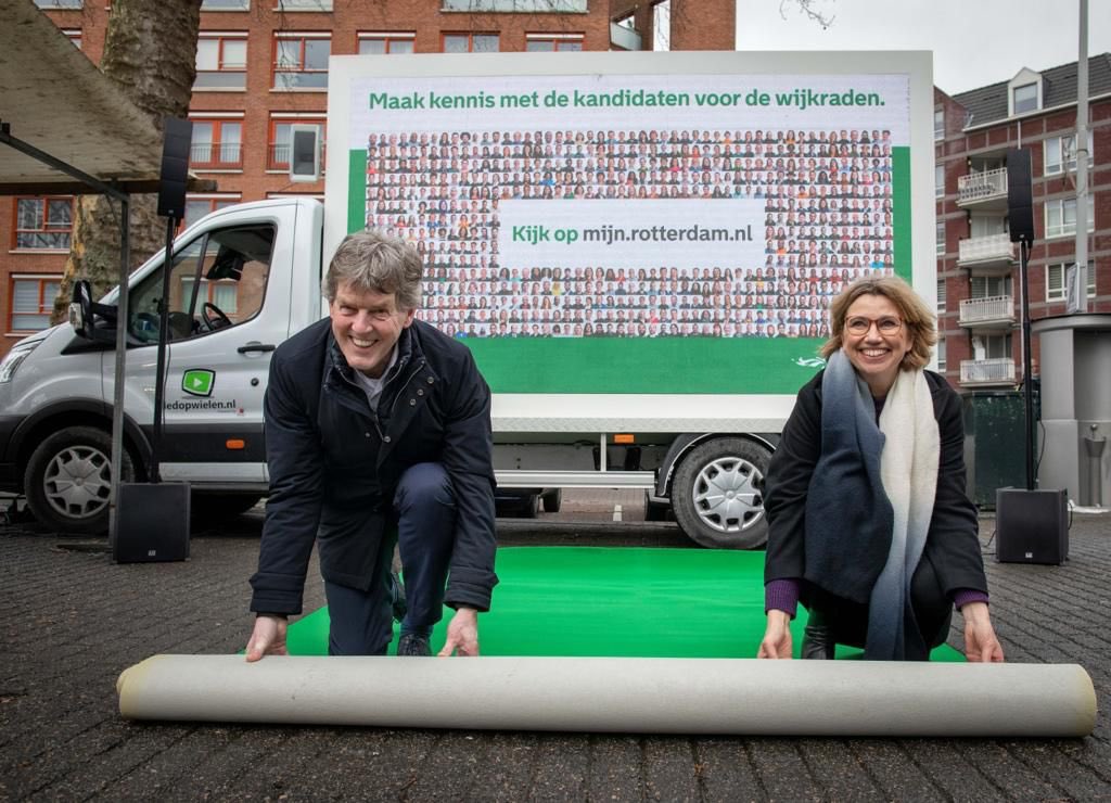 Vandaag rolde ik samen met @roosvermeij de groene loper uit voor de feestelijke presentatie van alle 620 wijkraadskandidaten. Vanaf vandaag alle informatie over deze wijkraadskandidaten op  mijn.rotterdam.nl !!