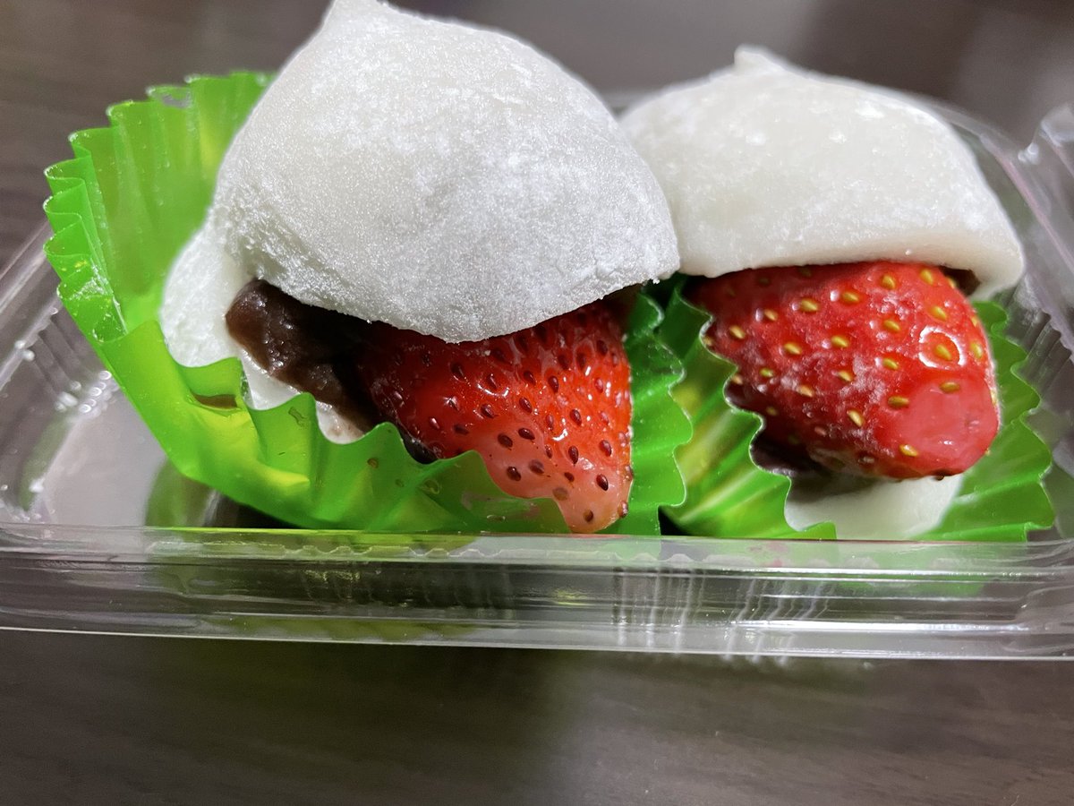 yu_161220's tweet photo. 余韻に浸りながら苺大福食べます🍓 https://t.co/LfOz3FjgyP