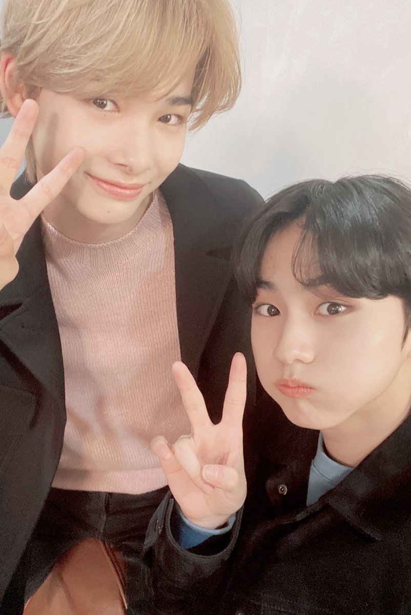 jwfluff's tweet photo. they did their iconic pose 😭 https://t.co/ZFZocluVdP