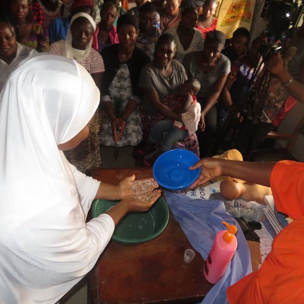 wellbeingafrica's tweet image. Our #midwives are strategically located in Lagos, Cross River, Kwara, Osun, Kano, and Sokoto States &amp;amp; the FCT to serve as #sanitationangels and #teachclean in healthcare facilities and schools. 

#WASHWednesday