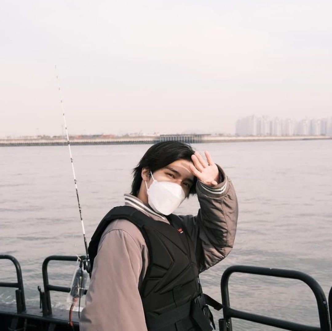 ttenoutoften's tweet photo. SOME WAYV MEMBERS WENT ON A VACATION RIGHT? WHAT IF LUCAS WAS WITH THEM WHILE THEYRE ON A VACATION🥺😭 #WayV #LUCAS https://t.co/ugfRkmQAeI