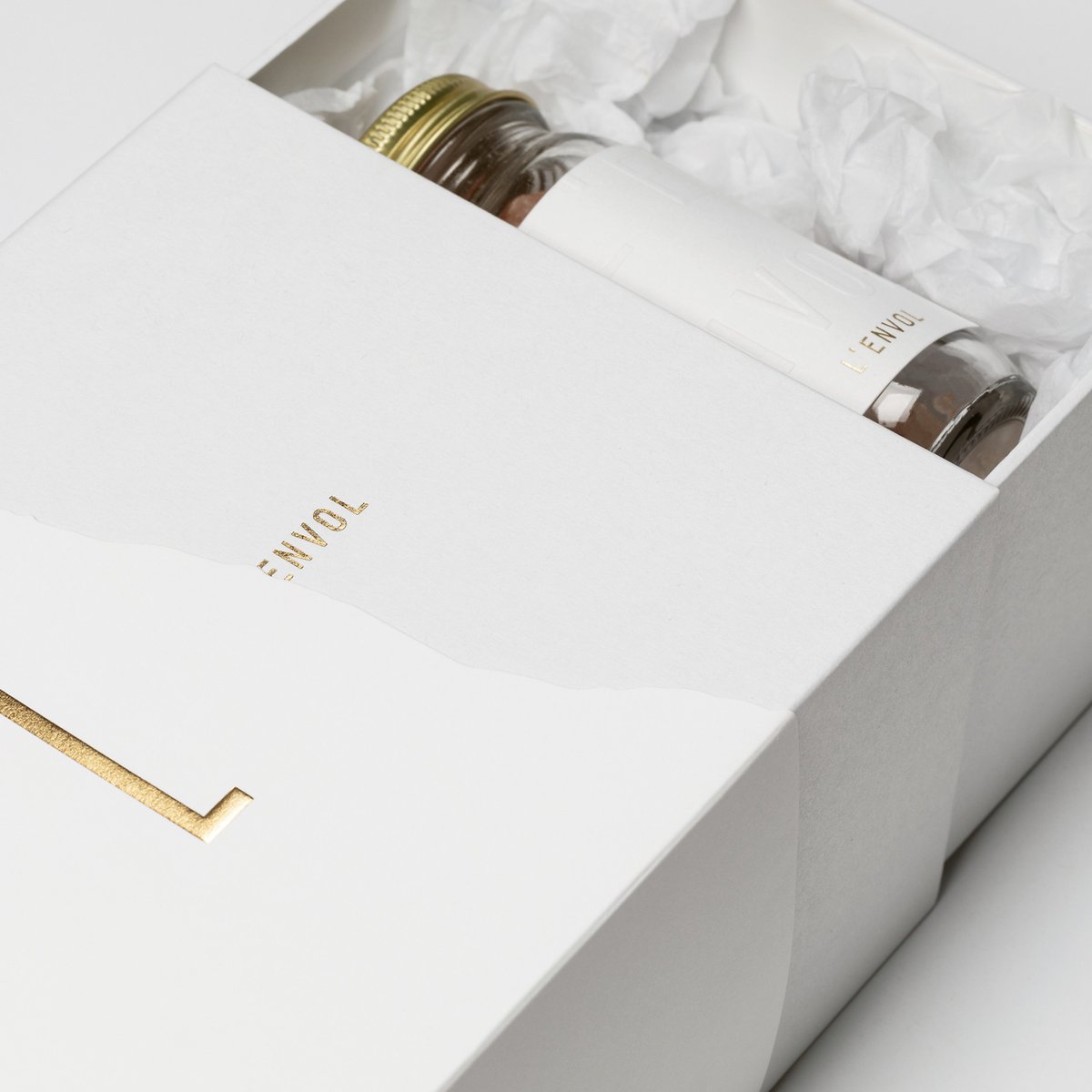 HugePaperInc's tweet photo. The beauty of paper can complement print—or be the showpiece! part of the L’Envol suite, this box has a simple gold #foilstamped “L”, and a pull tab.  When the box is drawn, you see the wordmark, and contents—with a #blindembossed label and gold top accent! https://t.co/hUvSywESvq