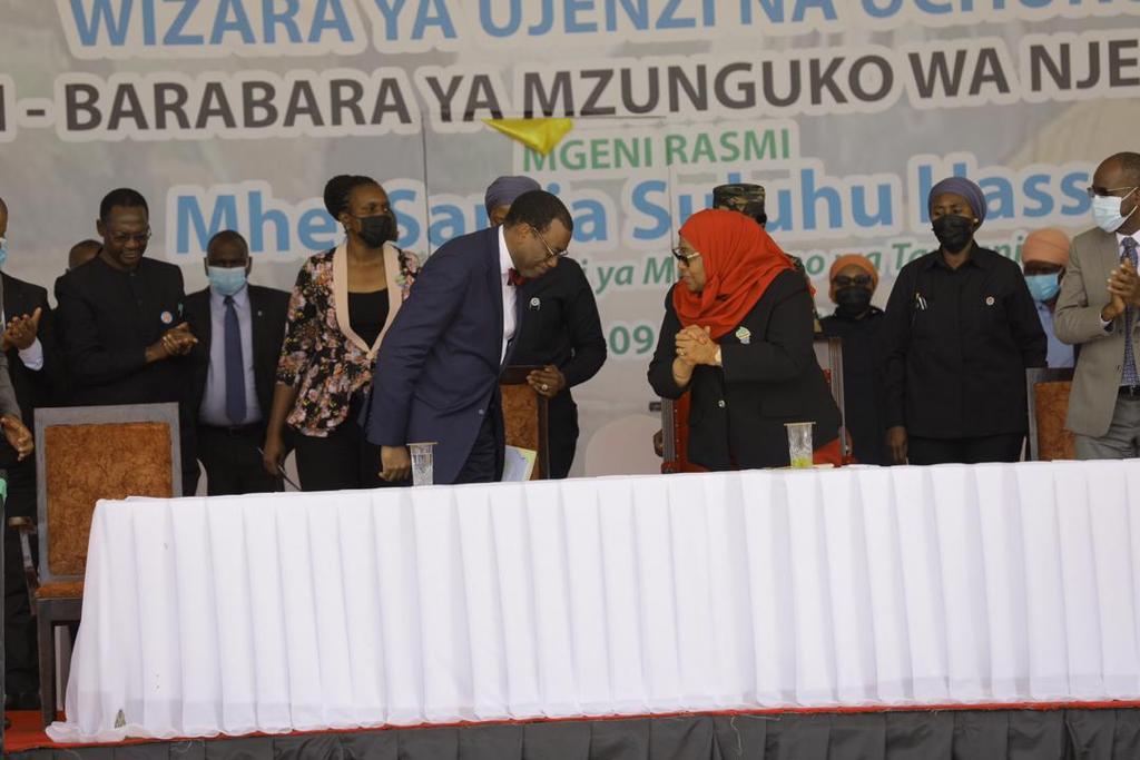 AfDB_Group's tweet photo. Bank Group President @akin_adesina participated in a ceremony where officials laid the foundation stone of the Bank-funded 112km #Dodoma City Outer Ring Road. The event was hosted by #Tanzania’s President @SuluhuSamia. https://t.co/eeFn34vaZx