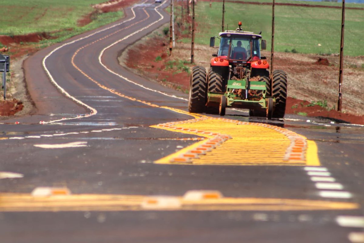 PresidenciaPy's tweet photo. Un tramo de 38,73 km de asfaltado que une a Santa Fe del Paraná con Pykyry (Alto Paraná) fue habilitado por el presidente @MaritoAbdo para beneficio de unos 4 mil pobladores. La nueva ruta construida por el @mopcparaguay dinamiza la producción agrícola de la zona. https://t.co/8vh5xJsIqE