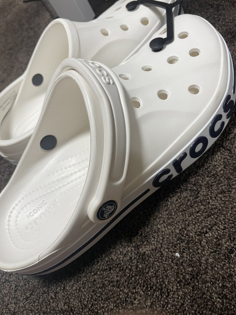 tomuyamu8102's tweet photo. 五六年履いたサンダルは見た目は汚いがまだ履けそう(仕事用)
新しくクロックスやけど近場とかで出かけるようで買った https://t.co/RloFwR1MNF