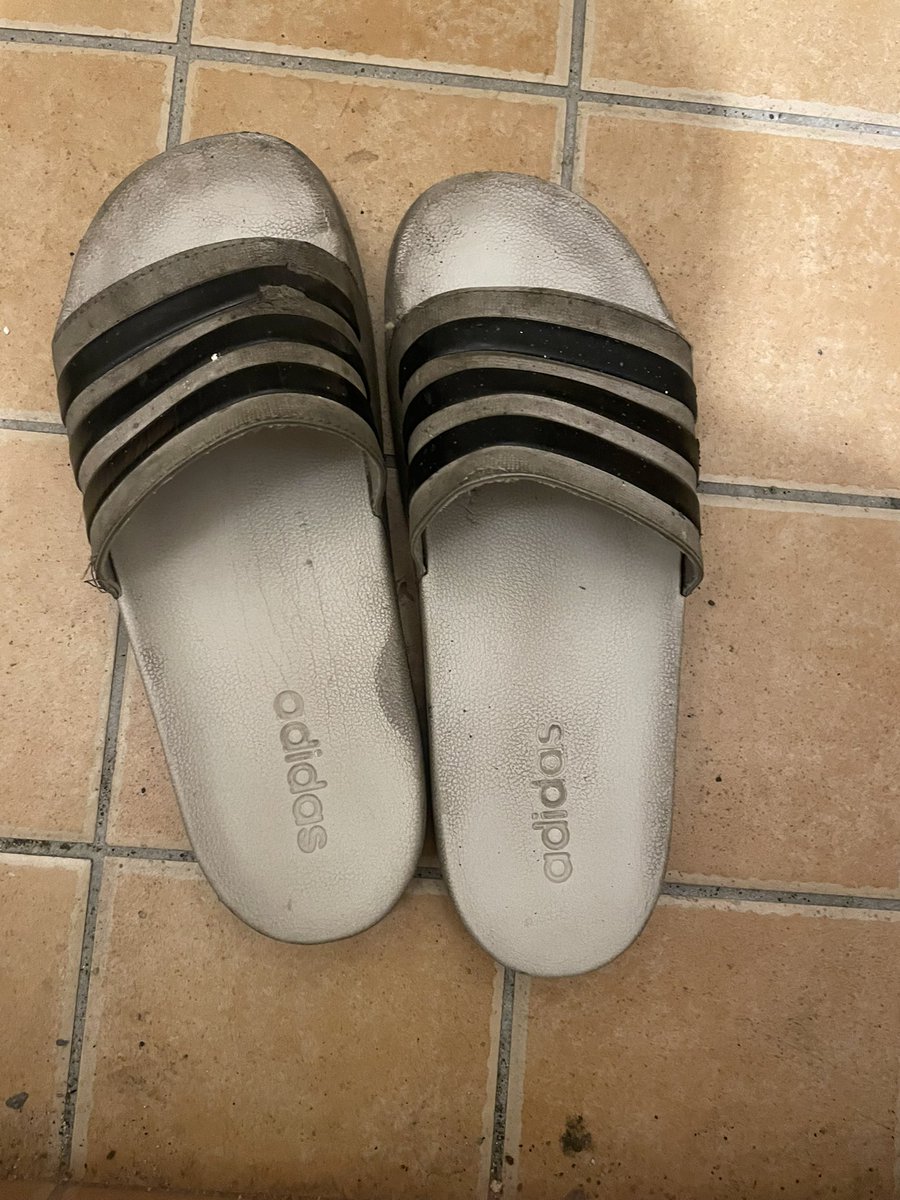 tomuyamu8102's tweet photo. 五六年履いたサンダルは見た目は汚いがまだ履けそう(仕事用)
新しくクロックスやけど近場とかで出かけるようで買った https://t.co/RloFwR1MNF