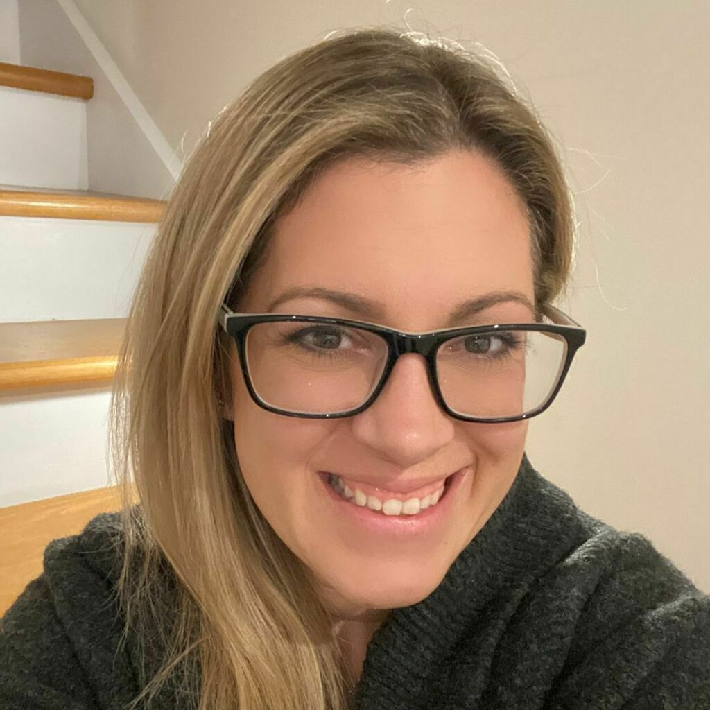 EmmaJohnsonCo's tweet photo. HOLD UP. This is not recycled advice. 
People work with coaches not simply for strategy or advice, but for accountability. 

So here are the 3 ways I keep my clients accountable when we work together: 

(1) You will receive a dedicated client portal full… https://t.co/qpp13jEgbJ https://t.co/MQtuTJEida