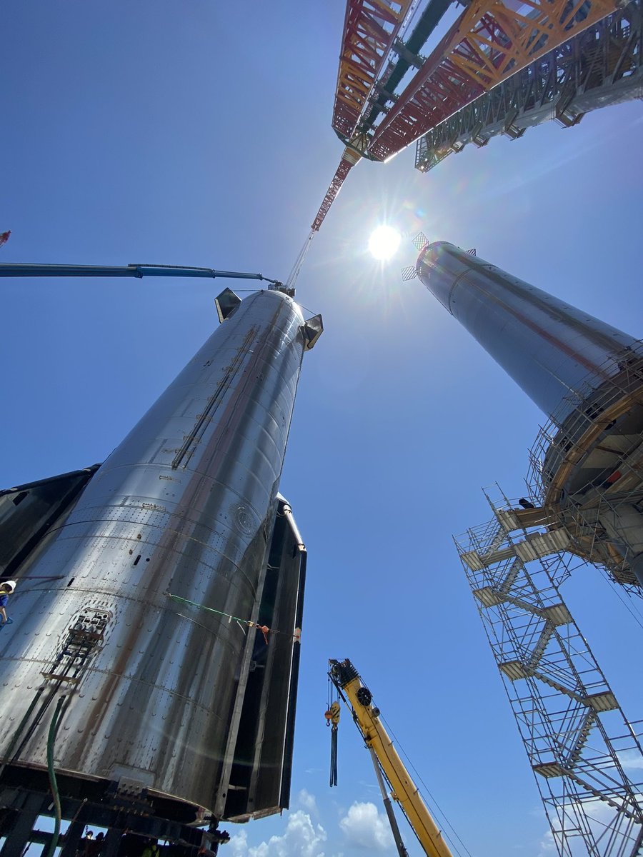 PPathole's tweet photo. Perspective of what it looks like standing underneath the Starship. @elonmusk https://t.co/Yd5YzH3xix