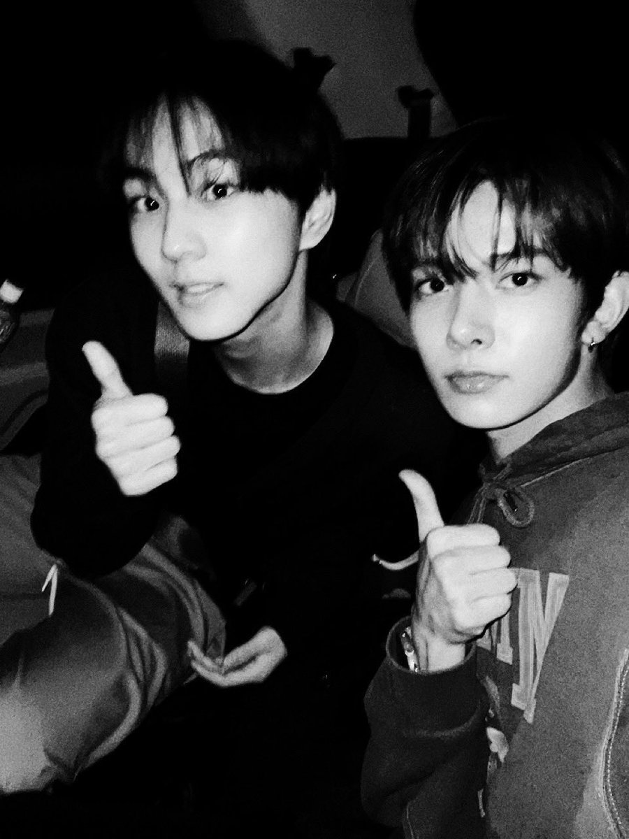 heemonic's tweet image. WHY DOES THIS LOOK EDITED