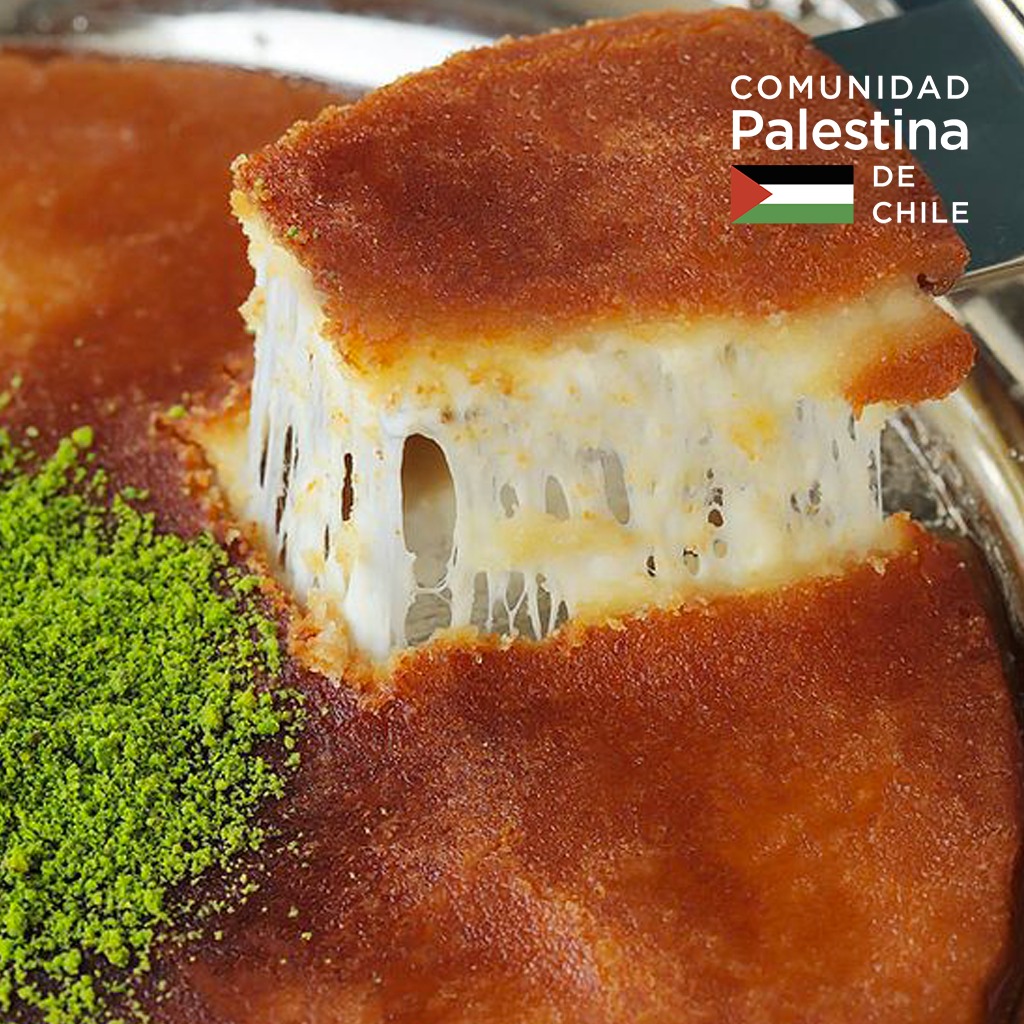 ComPalestinaCL's tweet photo. · 𝐊𝐧𝐚𝐟𝐞𝐡 𝐍𝐚𝐛𝐮𝐥𝐬𝐢, la magia de una receta milenaria que te hará delirar 🤩.
𝘌𝘴 𝘶𝘯 𝘱𝘰𝘴𝘵𝘳𝘦 típico 𝘥𝘦 𝘗𝘢𝘭𝘦𝘴𝘵𝘪𝘯𝘢 🇵🇸
Revisa la nota aquí: https://t.co/eu5LAAiqeG
#knafeh #aguaderosas #comunidadpalestinadechile #comidapalestina #postrepalestino https://t.co/myYLbCAxqO