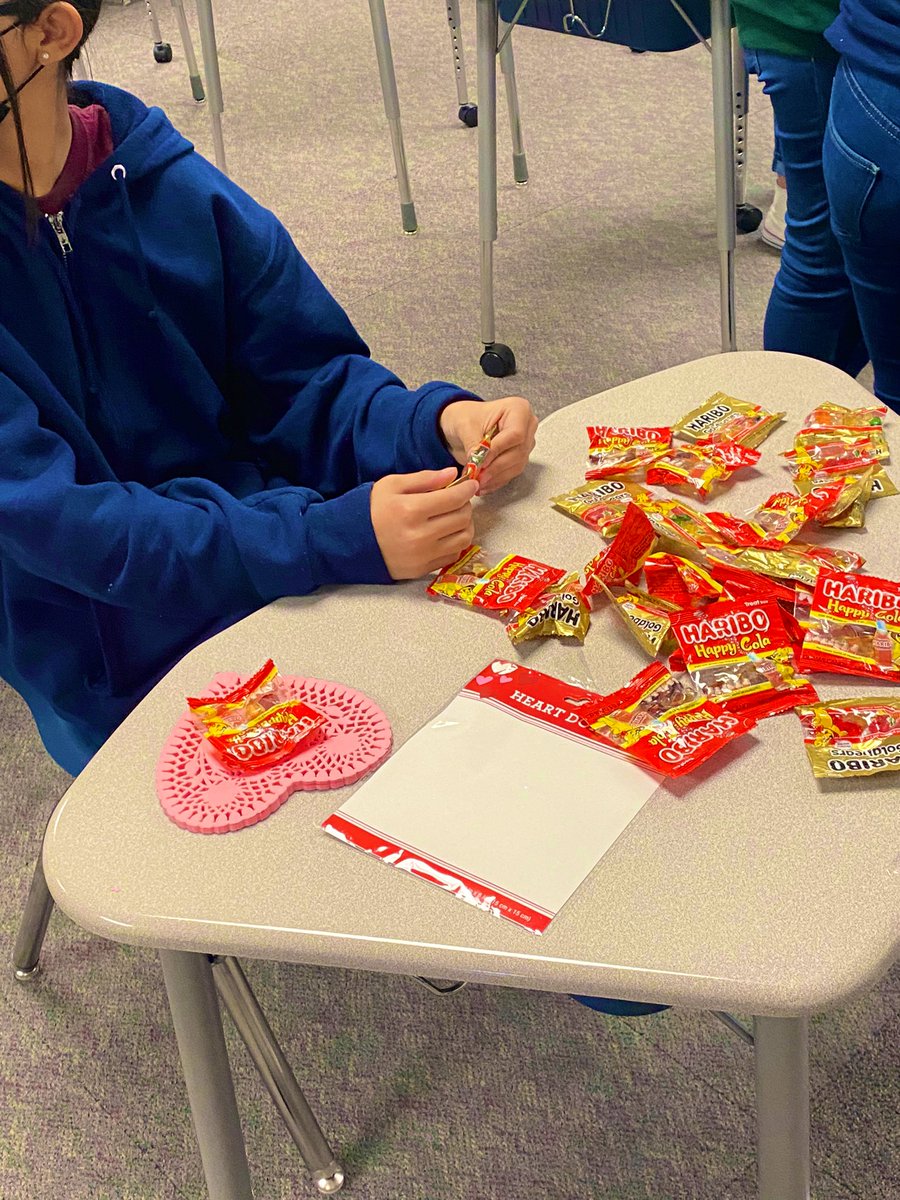 Melissab_JHS's tweet photo. Moose are preparing for Valen-kind!! PBIS kids are full force spreading positivity💝today and everyday @mbalderrama_mms @Montwood_MS #bekind https://t.co/JUZePMrVw1