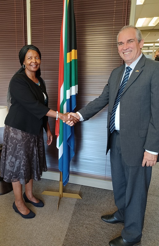 EnriqueOrtaGon1's tweet photo. I met today with the Deputy Director Gral for Americas & Europe of @DIRCO_ZA, H.E. Mrs. Maud Dlomo. She thanked #Cuba for the role in the struggles vs apartheid and colonialism in Africa and highlighted the Cuban cooperation in the continent mainly in health and education sector https://t.co/sB8BwMwXL5