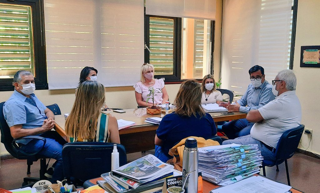 El presidente del CGE, junto al Coord. de Innov. y Ed. Disruptiva, las Directoras de Inicial y Primario, Prosecretaria y Director de Salud Laboral se reunieron con las Dras. Silvia Ayala y Thelma Rottoli, de Zona Capital de Salud para operativizar la vacunación en las escuelas.