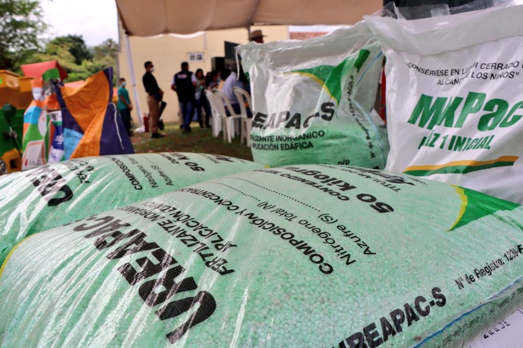 AgriculturaEc's tweet photo. 🔵 Trabajamos en la tecnificación del campo 🇪🇨, dotamos de herramientas a los agricultores para elevar su productividad. En #Jipijapa el ministro @PedroAlavaEc entregó maquinaria agrícola y #PaquetesTecnológicos para maíz amarillo duro🌽 a productores del cantón.
#JuntosPorElAgro https://t.co/2EEUGFSJpn