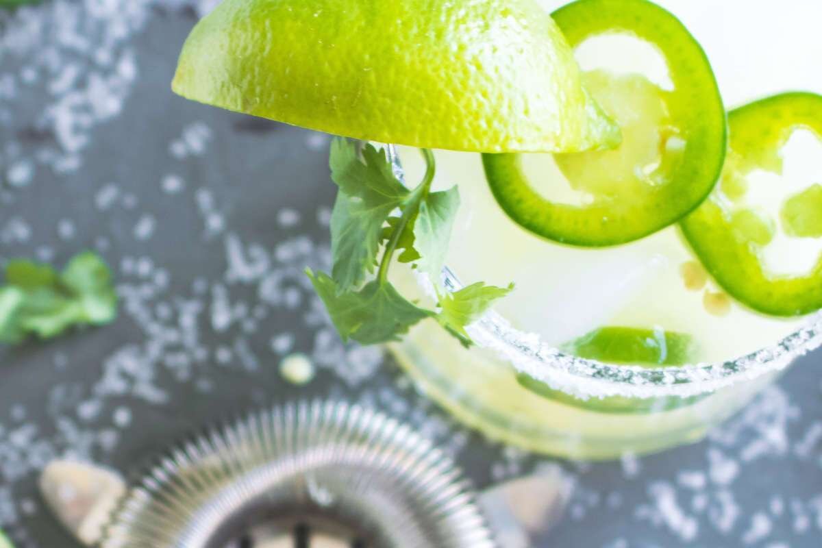 thisismeldrake's tweet image. COCKTAIL RECIPE ➡️: sbee.link/xepwaruhf7
Forget waiting for a bartender to make you the perfect spicy margarita. Now you can make them yourself with this easy recipe! #cocktails #happyhour #DAMNGOODcocktails