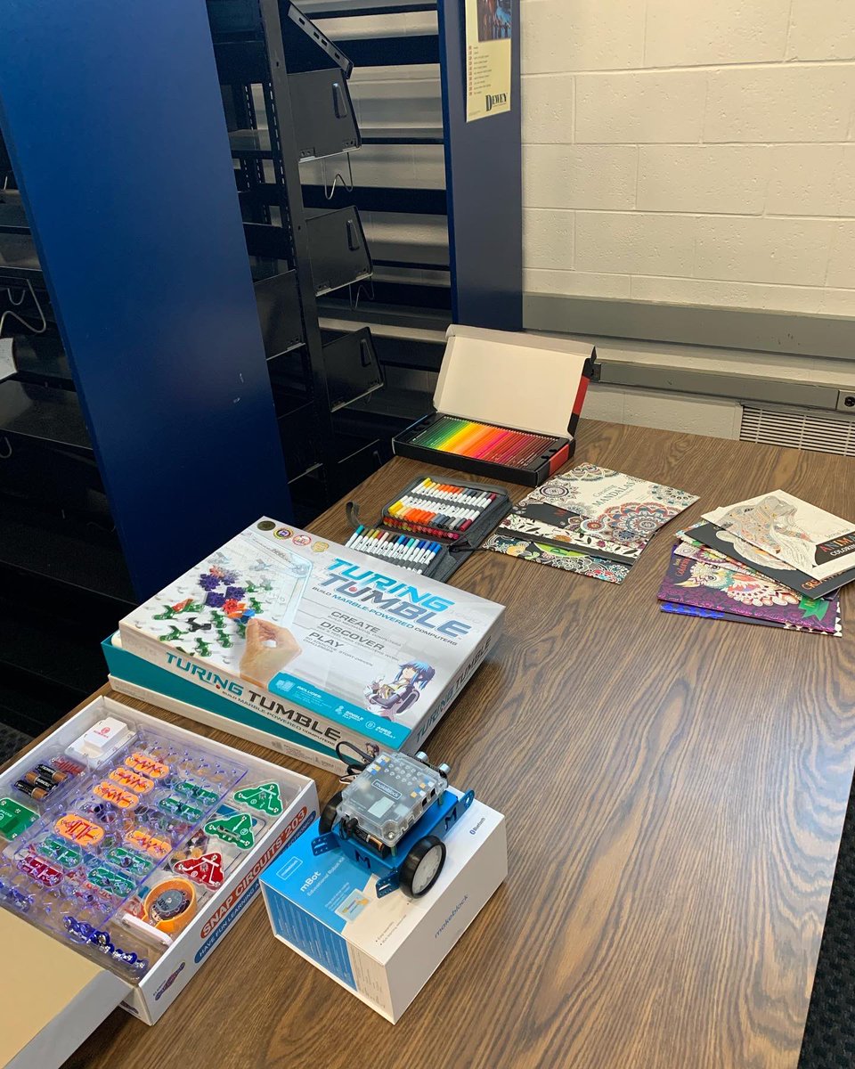 ForanLibrary's tweet image. Common Time students interacting with our Makerspace items! Come down during your Common Time or Study to try out some of our materials! #makerspacefun #tinkeringlabs #innovationzone