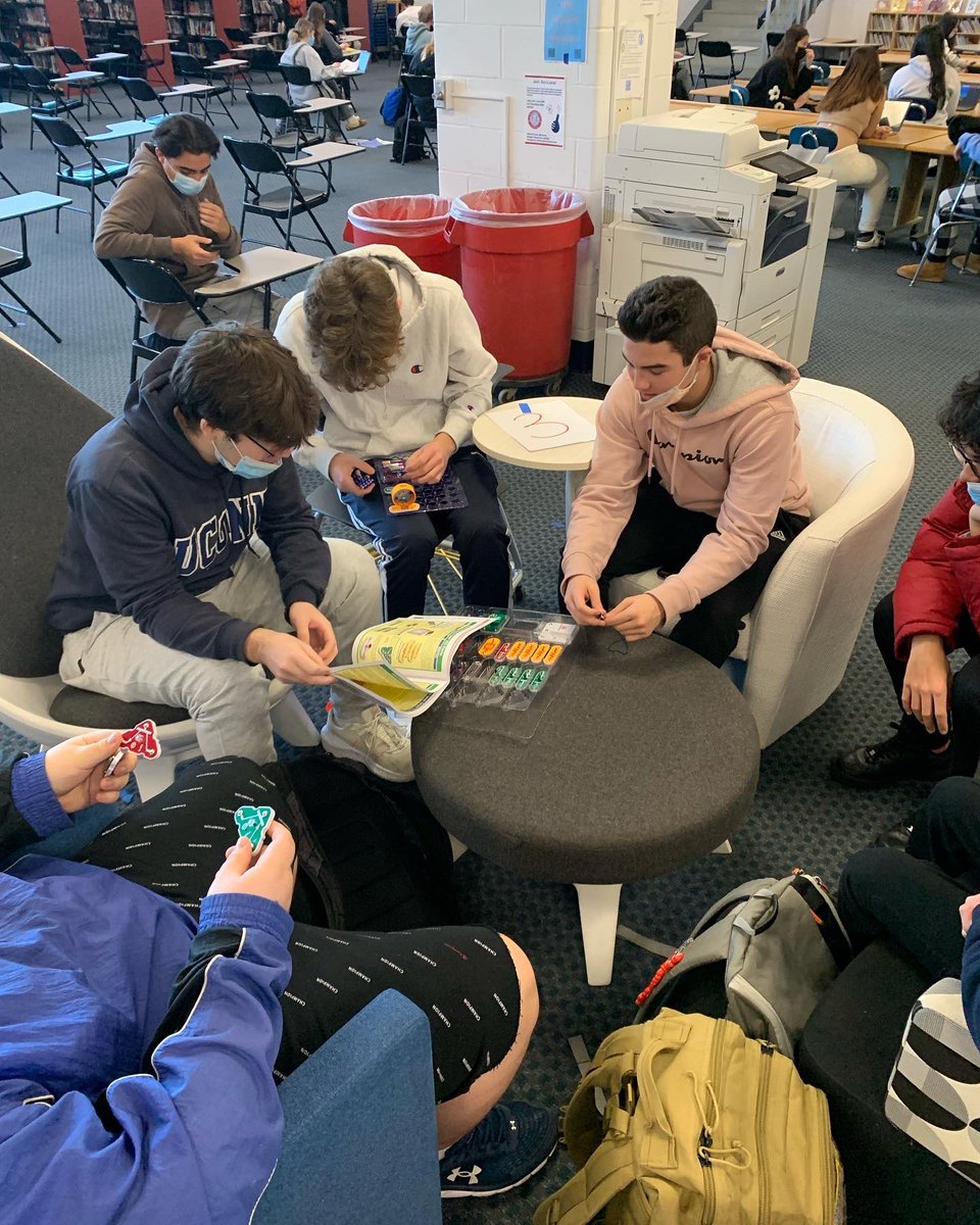 ForanLibrary's tweet image. Common Time students interacting with our Makerspace items! Come down during your Common Time or Study to try out some of our materials! #makerspacefun #tinkeringlabs #innovationzone