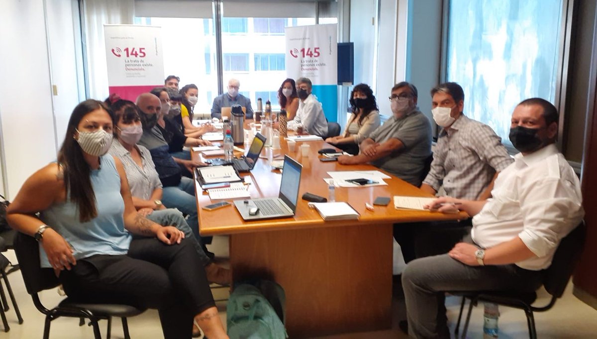ParemosLaTrata's tweet photo. El director @gustavoveraok, encabeza la cuarta reunión con delegados y delegadas del Comité. Evaluamos la intervención del organismo y los desafíos para el presente año en las provincias que integran Patagonia,  AMBA y Pcia. de Buenos Aires.

#ArgentinaSinTrata 🇦🇷 https://t.co/5PnhNg6HFf