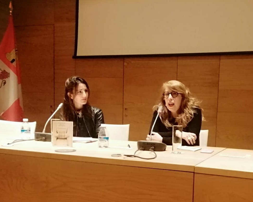 Legadomujeres's tweet photo. Mercedes Gómez Blesa, vicepresidenta de @Legadomujeres presentó ayer su nuevo libro "Estéticas de la ausencia" en el Centro Documental de la Memoria Histórica de Salamanca, acompañada por la poeta Mónica Velasco. Fue un acto lleno de esperanza, pasión y poesía. Enhorabuena 👏 https://t.co/fkJ6dM9SwP