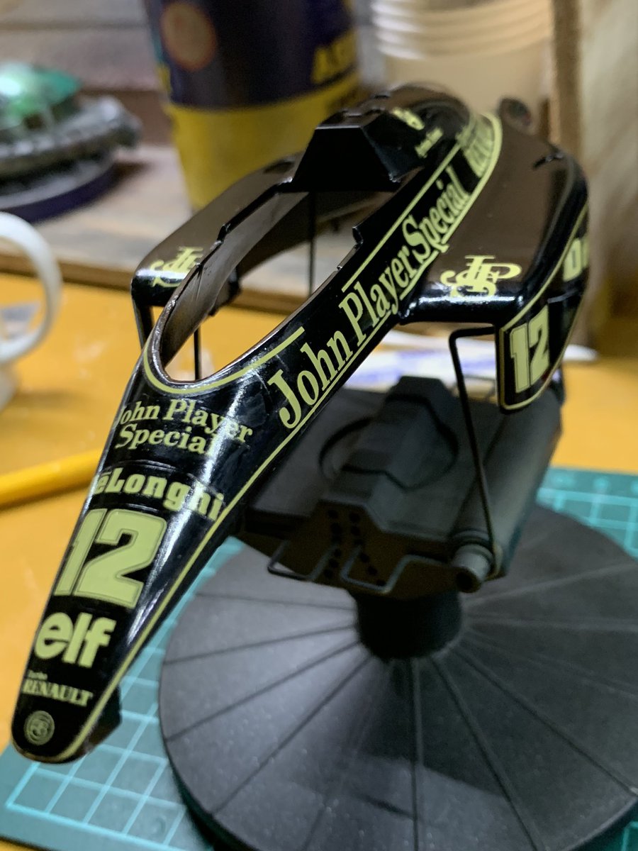 Pman35010140's tweet photo. ラインだけのデカールはもう勘弁してくれ〜ぃ💦
目疲れと精神力の消耗がハンパないっす(T ^ T)
#F1
#ロータス
#デカール https://t.co/jE2r2dcqDK