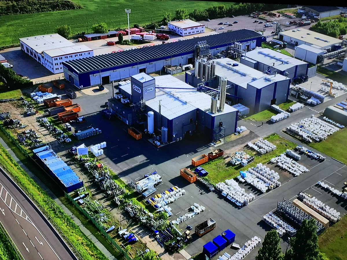 Engelmann_IK's tweet photo. Heute waren die Foliengruppen des @IK_Verband zu Gast bei @apk_ag in Merseburg, um sich über das neue werkstoffliche, lösemittelbasierte #Recycling Verfahren für #Kunststoff #Folien zu informieren. Es hat sich gezeigt: #RecyclingWirkt ! https://t.co/NFHkXKMRQh