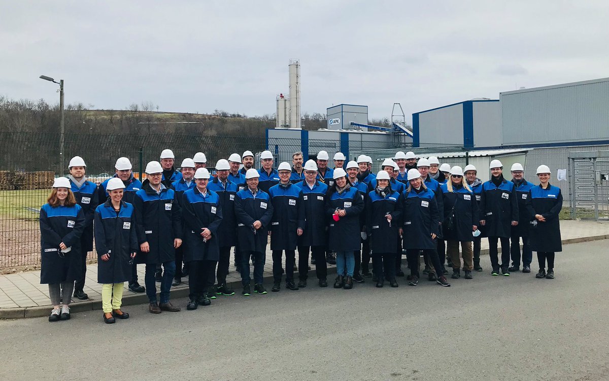 Engelmann_IK's tweet photo. Heute waren die Foliengruppen des @IK_Verband zu Gast bei @apk_ag in Merseburg, um sich über das neue werkstoffliche, lösemittelbasierte #Recycling Verfahren für #Kunststoff #Folien zu informieren. Es hat sich gezeigt: #RecyclingWirkt ! https://t.co/NFHkXKMRQh