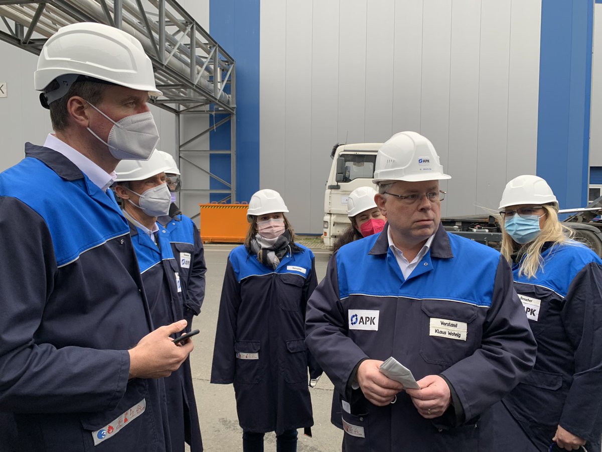 Engelmann_IK's tweet photo. Heute waren die Foliengruppen des @IK_Verband zu Gast bei @apk_ag in Merseburg, um sich über das neue werkstoffliche, lösemittelbasierte #Recycling Verfahren für #Kunststoff #Folien zu informieren. Es hat sich gezeigt: #RecyclingWirkt ! https://t.co/NFHkXKMRQh