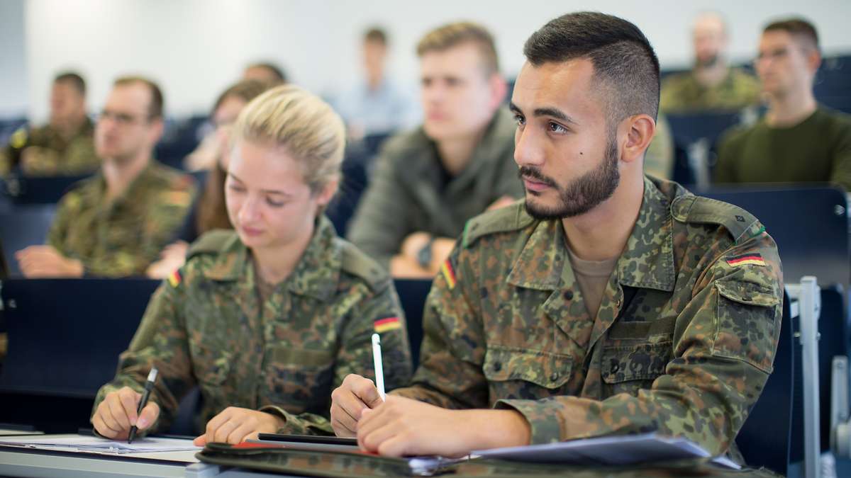 bundeswehrInfo's tweet photo. #Master of #spy: Akademischer Titel fürs Spionieren
Terrorismusbekämpfung, Völkerrecht, internationale Sicherheitspolitik, politische Psychologie & Cyberwarfare sind einige der Inhalte des #MISS (Master in Intelligence and Security #Studies).
Neugierig? ▶️ https://t.co/lAeXTwAzDt https://t.co/yCJP1DRYIf