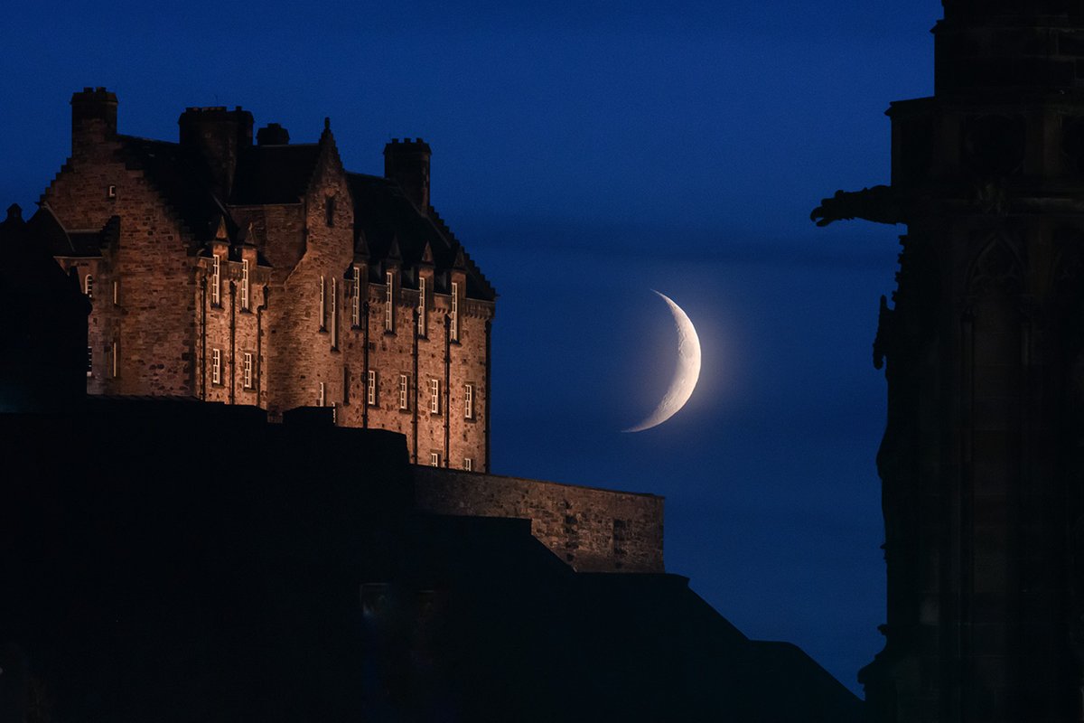 Wur castle, a gargoyle on the Scott Monument and the delicate moon 

#Edinburgh #Castles #WalterScott
@EdinCulture @edinburghcastle