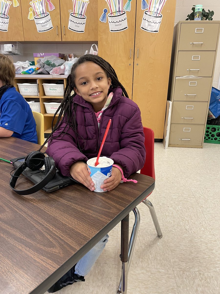 Ellie!!! Awesome job! A Sweet treat for our second reward winner in 707!!!❤️❤️❤️<a href="/MeltonsMagic/">Ashley Medlin</a> <a href="/CClemmons_/">Charity Clemmons</a> <a href="/MCPSsandcastle/">MCPS</a>