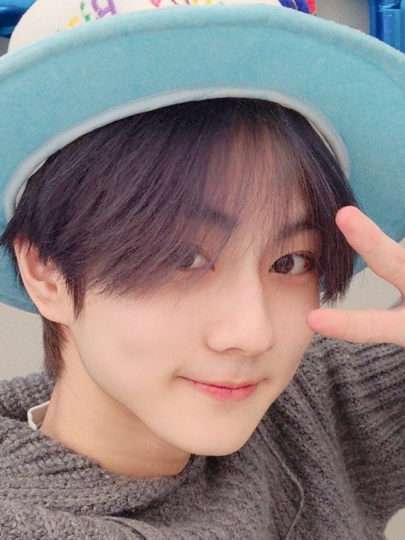 jongscart's tweet photo. i want to poke his cheeks soo bad it's too cute to handle🤏🏻🤏🏻🤏🏻 https://t.co/pZS7oYWXhd