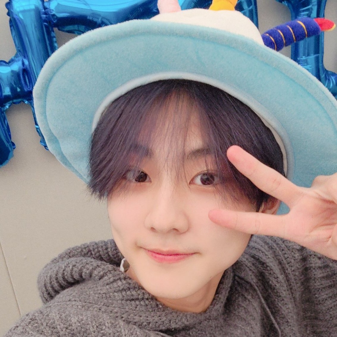 jongscart's tweet photo. i want to poke his cheeks soo bad it's too cute to handle🤏🏻🤏🏻🤏🏻 https://t.co/pZS7oYWXhd