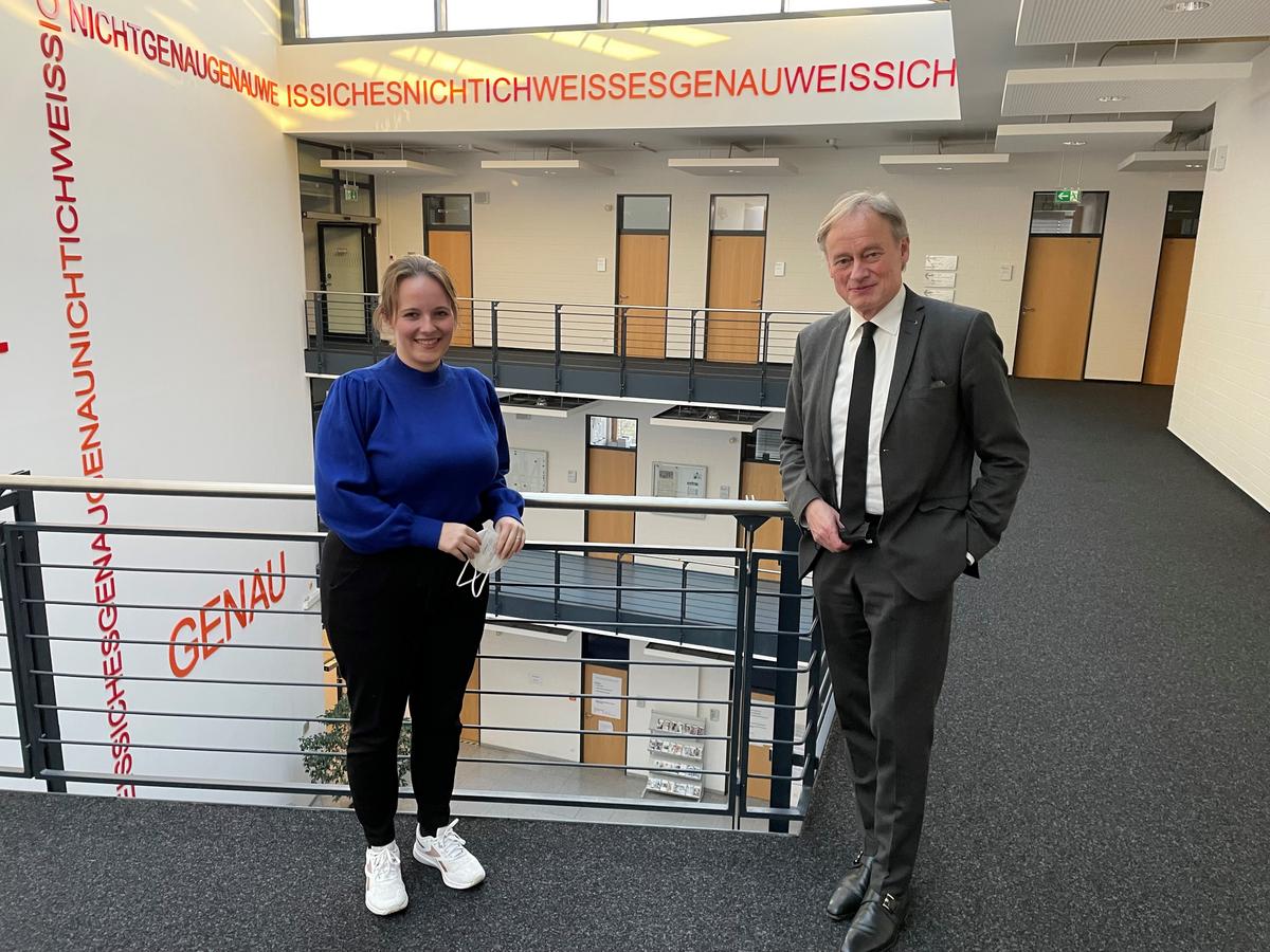 Was treibt die Hochschule derzeit um? Über diese Frage haben sich #H_BRS-Präsident Hartmut Ihne und die neu in den <a href="/Bundestag/">Deutscher Bundestag</a> gewählte Bonner #SPD-Abgeordnete Jessica Rosenthal ausgetauscht.  <a href="/jessi_rosenthal/">Jessica Rosenthal</a>  <a href="/jusos/">Jusos in der SPD</a> @spdbonn <a href="/spdbt/">SPD-Fraktion im Bundestag</a> h-brs.de/de/news/praesi…