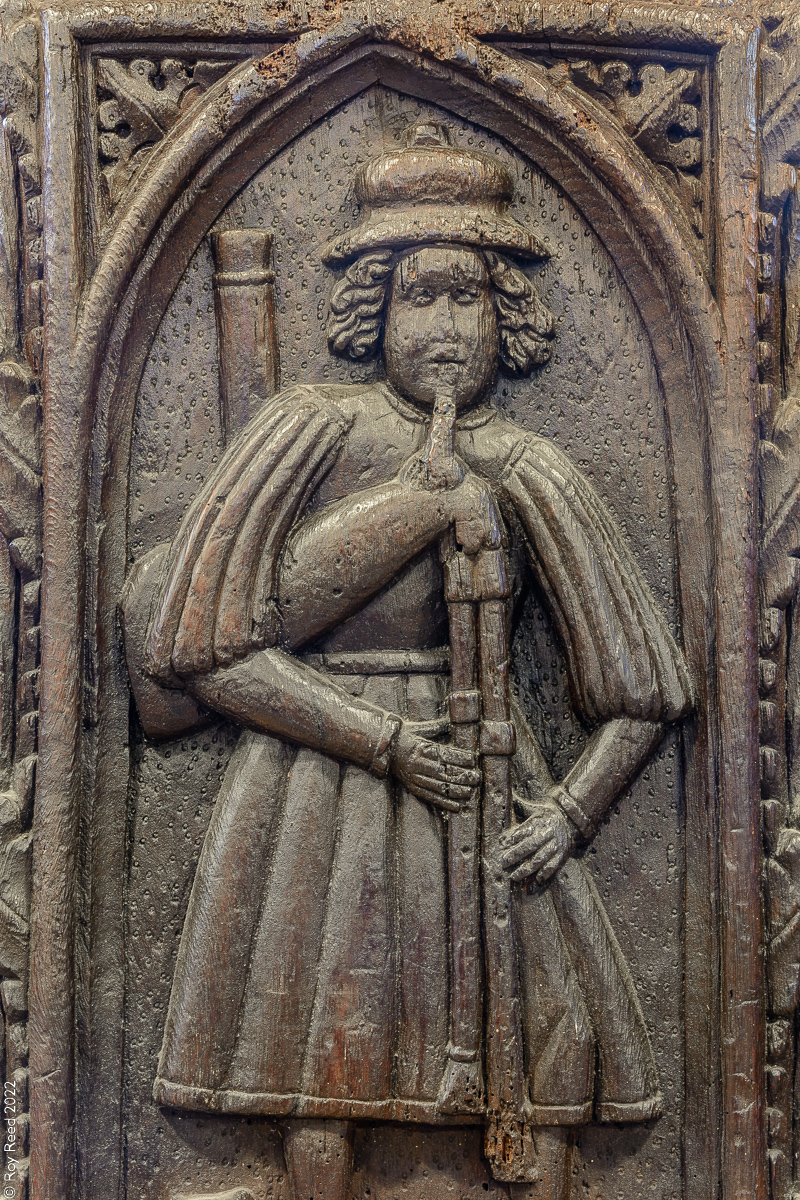 Three musicians on #Cornish church bench ends:

Piper, Davidstow
Fiddler (vielle) and Piper, Altarnun

#MusicInChurches
#AnimalsInChurchesHour