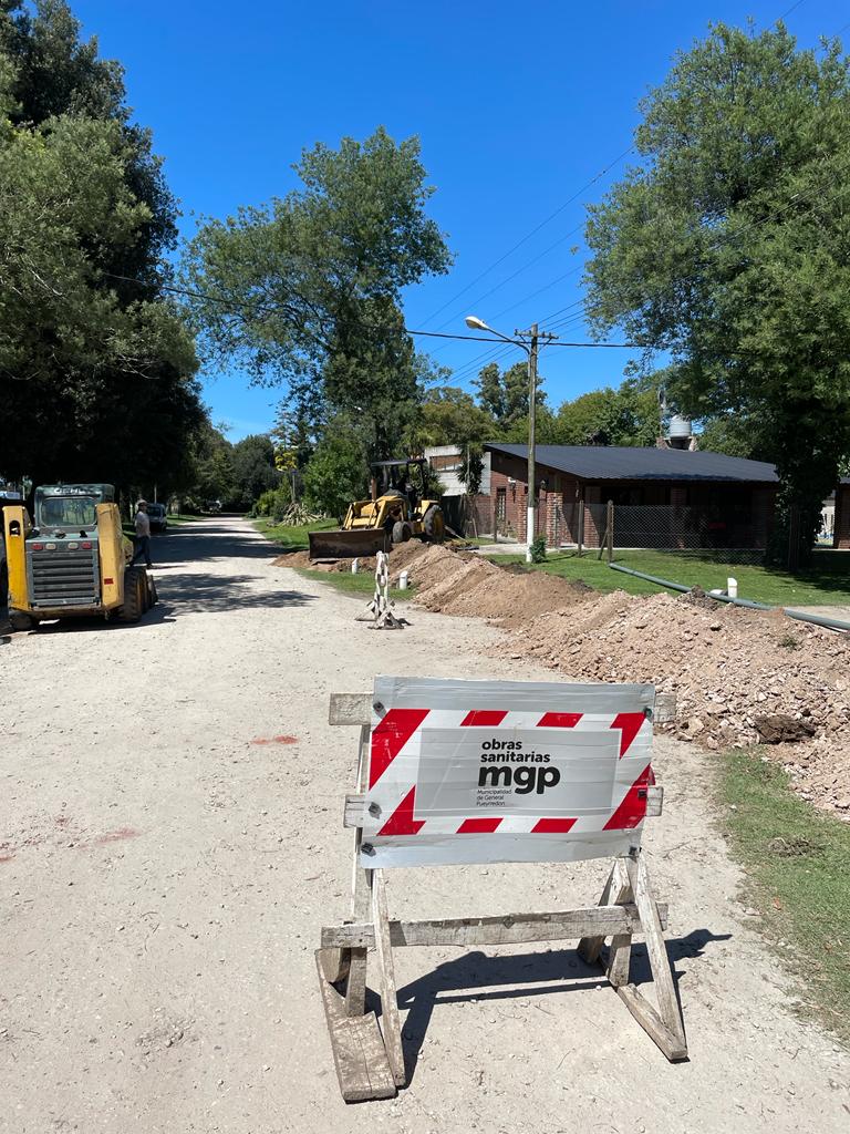 PRENSAOSSE's tweet photo. 🔰 #2DAbril #SÁngela #LMargaritas
Continúan tareas de ampliación de la red de agua en estos barrios.
👉 #Ahora colocación de nueva cañería en calle Los Geranios entre Las Rosas y Las Camelias.
👉 17.100 m. de nuevo conducto.
👉 Otros 5.500 vecinos con servicio oficial. https://t.co/lCAwNHLQzA