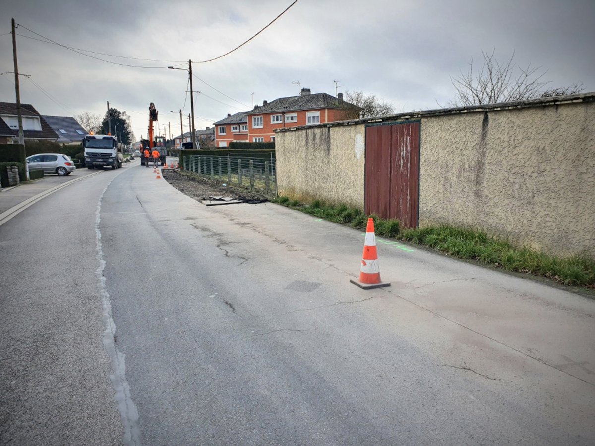 Quartier de la Cité Nouvelle, les travaux débutent pour l'aménagement d'un trottoir chemin de la Mauresse. #voirie #amenagementurbain