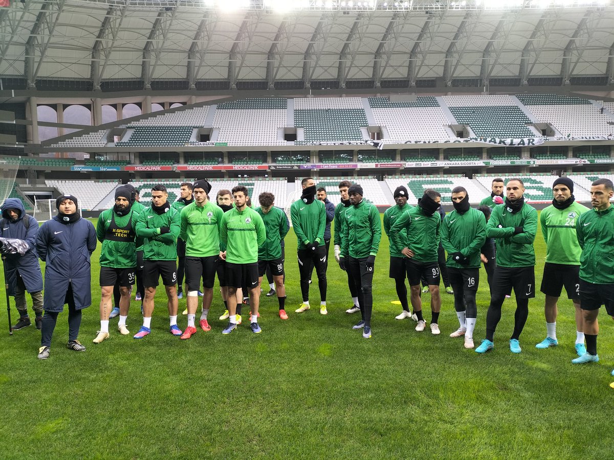 mb_bayraktar's tweet photo. Bugünkü Giresunspor antrenmanı öncesinde..
#yesilgiresungazetesi #cotanak #superlig #giresunspor https://t.co/q0pMxugf9Y