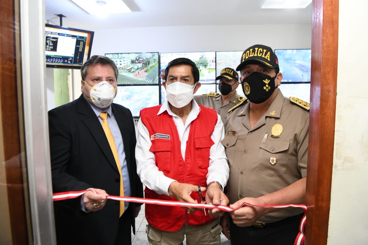 StephenHaasC's tweet photo. Pueblo Libre se convierte en el primer distrito del Perú donde todas sus cámaras de videovigilancia son monitoreadas por la @PoliciaPeru a través de la interconectividad que brinda la fibra óptica. Un trabajo articulado entre el @Muniplibre, la PNP, la empresa privada y vecinos. https://t.co/HDQaUalEyx