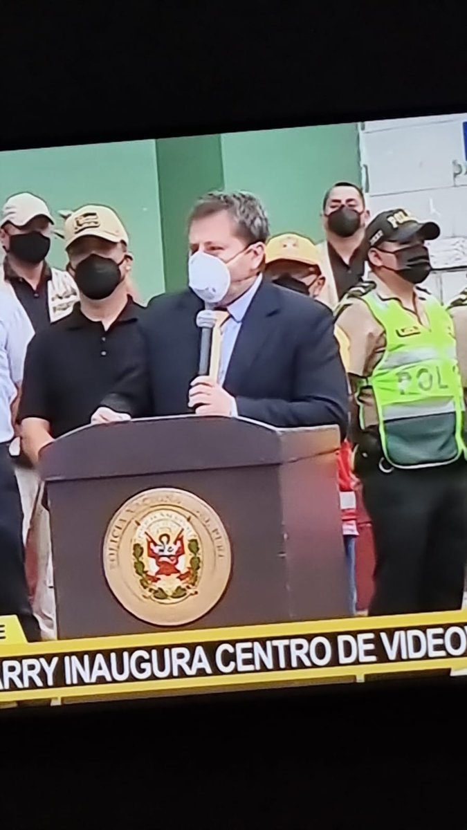 StephenHaasC's tweet photo. Pueblo Libre se convierte en el primer distrito del Perú donde todas sus cámaras de videovigilancia son monitoreadas por la @PoliciaPeru a través de la interconectividad que brinda la fibra óptica. Un trabajo articulado entre el @Muniplibre, la PNP, la empresa privada y vecinos. https://t.co/HDQaUalEyx