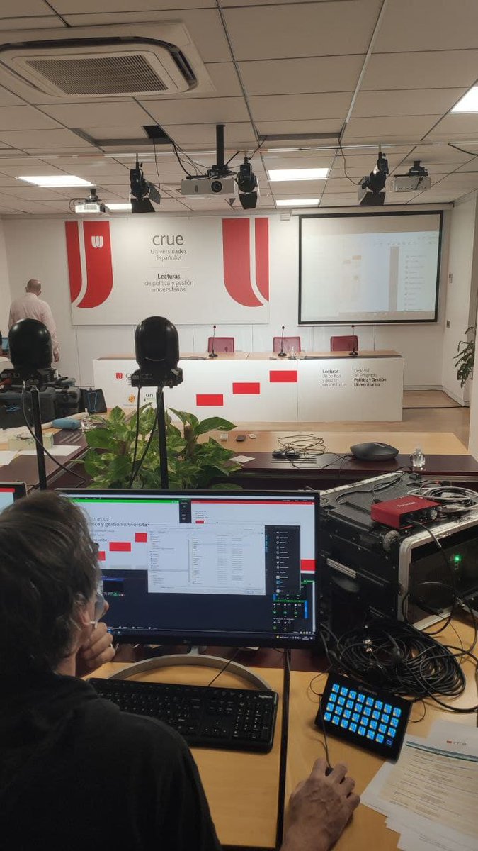 LunaticVisualSt's tweet photo. Últimos retoques para el streaming de @CrueUniversidad  En breve empezamos! https://t.co/BHWk7QzXNv