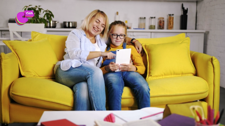 Para que nuestros hijos e hijas naveguen por Internet de forma segura 👧👦📲 lo mejor es que lo hagan en compañía 👩‍👦📲

Descubre este y otros consejos en los vídeos de la campaña 'Juntos por una Internet mejor' de <a href="/Clan_tve/">Clan RTVE</a> y la Agencia.
▶ rtve.es/infantil/serie…