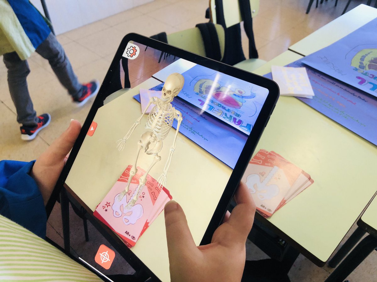 FernandoBoillos's tweet photo. Motivación a tope para repasar los diferentes aparatos del cuerpo humano de la mano de las #BodyCards de @bodyplanetAR siempre es un acierto incluir Realidad Aumentada en el aula. Los alumn@s siempre piden más. 

@stjosepgracia @AFASantJosep @imgende @MIACeduca @ftsaez @BioLolaC https://t.co/DuJF3Z8YFQ