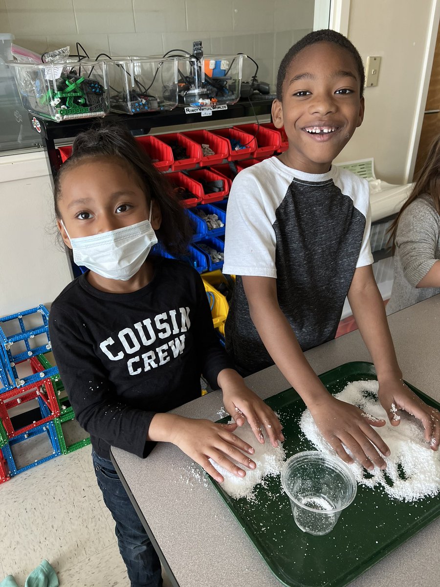 CassyReames's tweet photo. Making snow during our wacky weather field trip!! 🤩 https://t.co/WhNcP09FC7