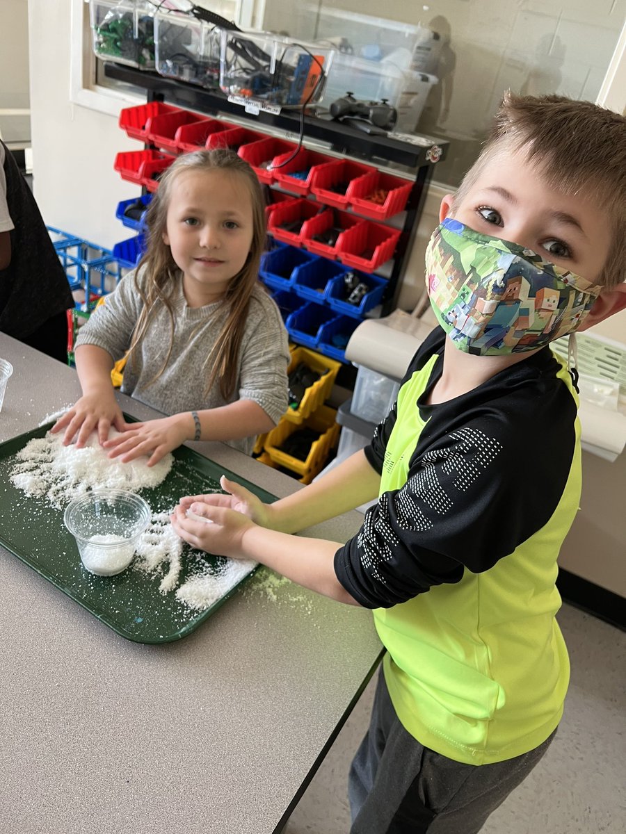 CassyReames's tweet photo. Making snow during our wacky weather field trip!! 🤩 https://t.co/WhNcP09FC7