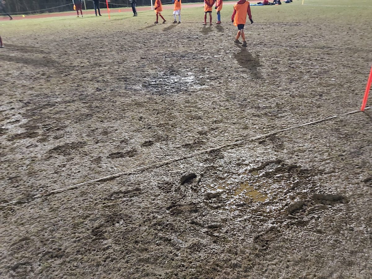 wayne_goss_'s tweet photo. @Roundall @Cherwellcouncil @OxfordshireFA @EnglandFootball @FootballFoundtn Here’s where @Sports_ESFC , Middleton @CheneyFC , @BanburyUnitedFC @BUFCcommunity and others train. What chance have we all got to keep our kids active and enjoying football. 🤦‍♂️ https://t.co/LVBZU0lPlk